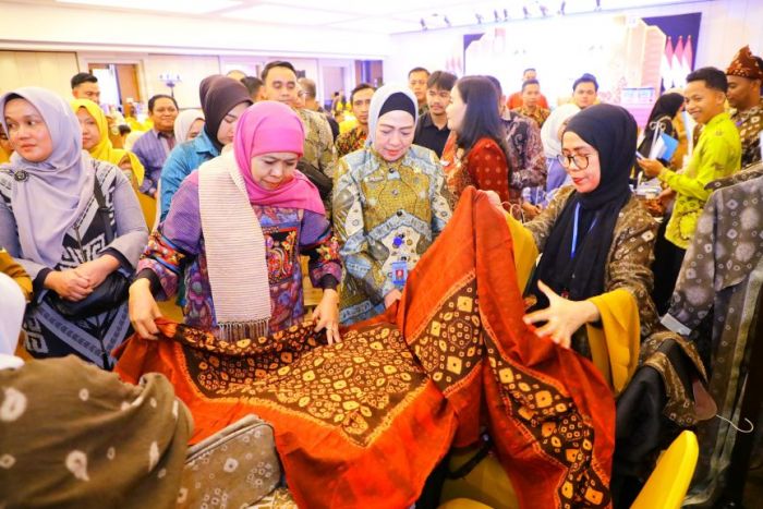 Gubernur Khofifah Pimpin Misi Dagang Jatim-Sumsel, Sukses Catatkan Transaksi Rp1 Triliun Lebih Gubernur Khofifah Pimpin Misi Dagang Jatim-Sumsel, Sukses Catatkan Transaksi Rp1 Triliun Lebih
