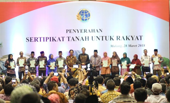 ​Pakde Karwo Dampingi Presiden Jokowi Bagikan 5.153 Sertifikat Tanah di Malang