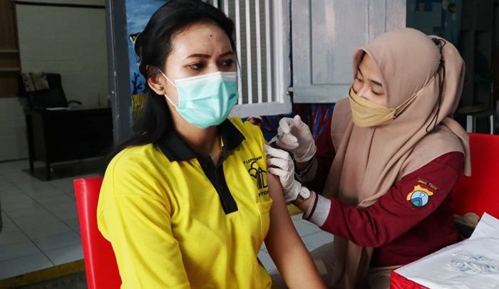 Gandeng Polres, Lapas Ngawi Gelar Vaksinasi Booster bagi Ratusan Warga Binaan dan Pegawai