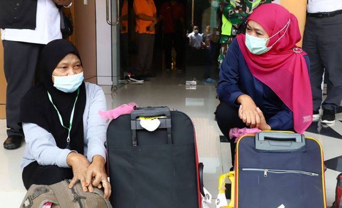 Kunjungi Asrama Haji Surabaya, Gubernur Khofifah Maksimalkan Layanan Kepulangan Pekerja Migran