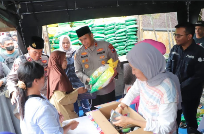 Polres Kediri Bersama Awak Media Bagikan Takjil Gratis ke Pengguna Jalan di Depan Mapolres