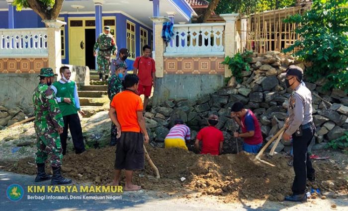 ​Masyarakat Desa Aeng Panas, Polsek, dan Koramil Kerja Bareng Perbaiki Selokan