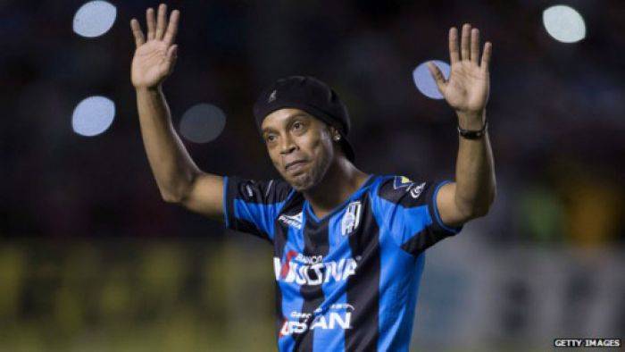 Diejek Mirip Monyet, Ronaldinho Dibela Meksiko