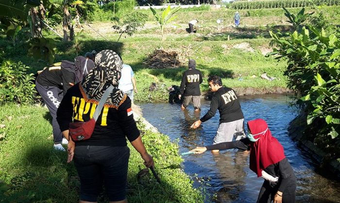 Turun ke Sungai, Relawan Jogo Kali di Kediri Bersihkan Sampah Masyarakat