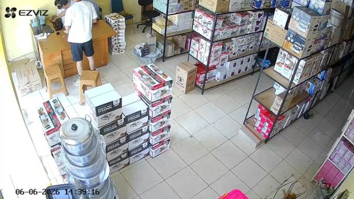 Modus Alihkan Perhatian Kasir, Dua WNA Diduga Curi Uang di Toko Ponorogo