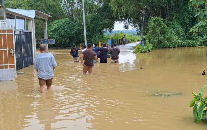 Air Sungai Meluap, Sekolah Hingga Jalan Penghubung Antar Desa di Banangka Bangkalan Terendam