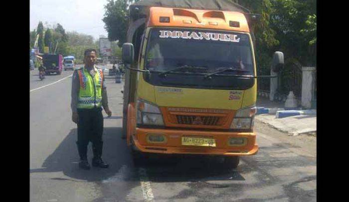 Nekat Beroperasi Jelang Lebaran, Satlantas Polres Nganjuk Tertibkan Sebuah Truk