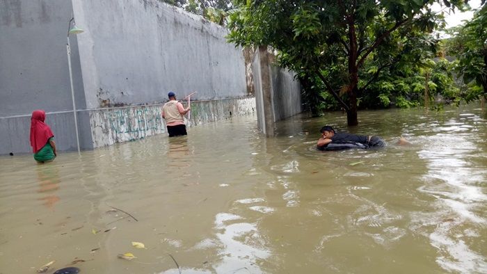 Banjir Kembali Rendam Puluhan Rumah di Kota Pamekasan, Warga Jalan Amir Jakfar Dievakuasi