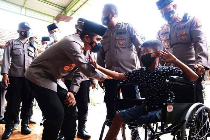 Kapolres Mojokerto Beri Kursi Roda untuk Anak Berkebutuhan Khusus di Dusun Klubuk