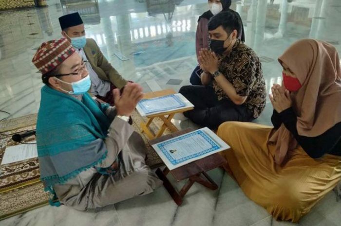 Berkah Ramadan, Dua Penganut Kristen Masuk Islam, Belajar Gerakan Salat