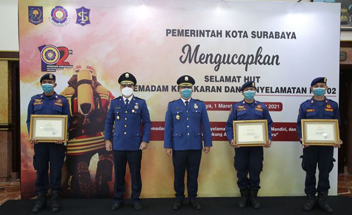 ​Peringati HUT ke-102, Wali Kota Surabaya Serahkan Penghargaan ke Tiga Personel PMK