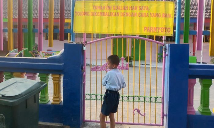 Hari Guru, TK Dharma Wanita dan Kantor Desa Meri Disegel Warga