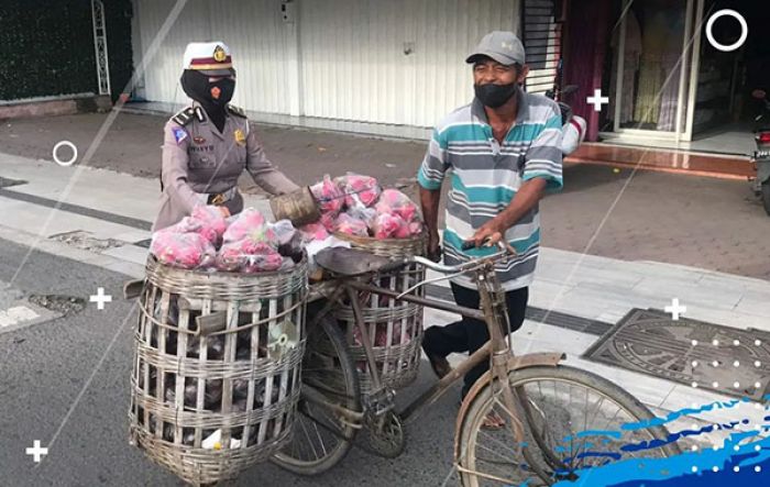 Aksi Simpatik Ipda Wahyu Ningsih Bantu Dorong Sepeda Kakek Penjual Buah Naga