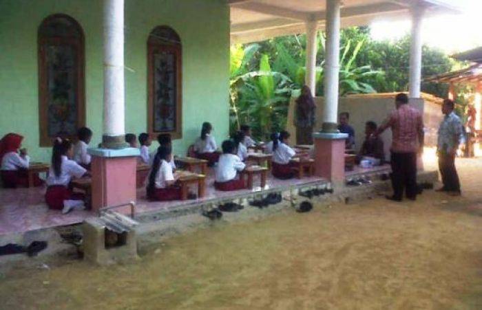 Siswa SDN II Kotah Sampang Terpaksa UN di Teras Rumah Warga Siswa SDN II Kotah Sampang Terpaksa UN di Teras Rumah Warga
