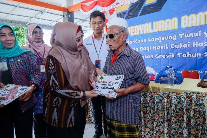 Plt Bupati Gresik Salurkan 335 Paket BLT DBHCHT di Ujung Pangkah dan Panceng