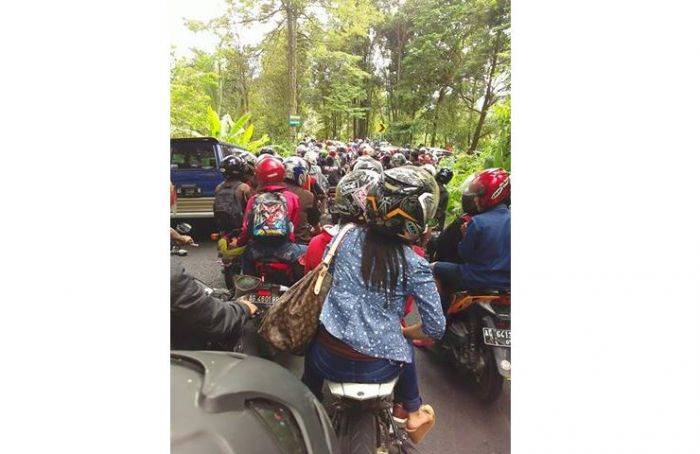 Liburan, Jalan Raya Menuju Pantai Prigi dan Pantai Putih Trenggalek Macet