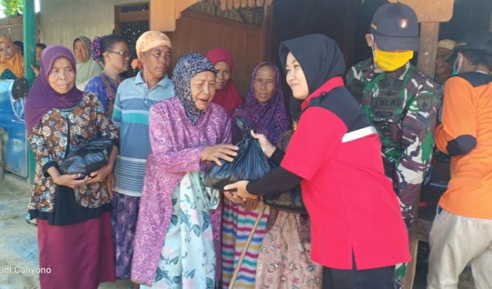 Hari Kartini, Srikandi FRPB Ikut Bagikan Sembako ke Warga yang Terdampak Covid-19