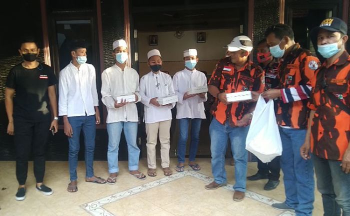 PAC Pemuda Pancasila Dukuh Pakis Ajak Luminor Hotel Jemursari Berikan Santunan ke Panti Asuhan
