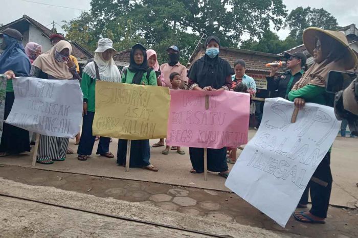 Tolak Aktivitas Galian C, Balai Desa Jatidukuh Mojokerto Didemo Puluhan Warga