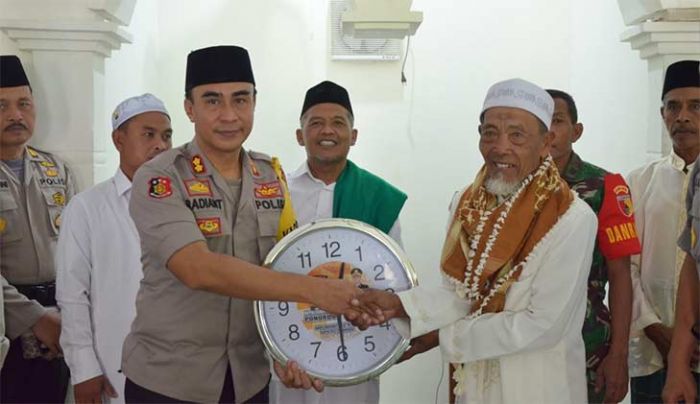 Safari Jumat ke Desa Mlarak, Kapolres Ponorogo Berikan Tali Asih kepada Takmir Masjid