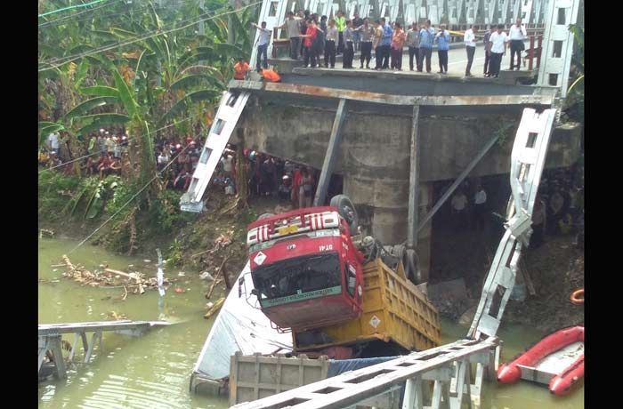 Insiden Ambrolnya Jembatan Babat, Satu Kernek Truk Masih Proses Evakuasi