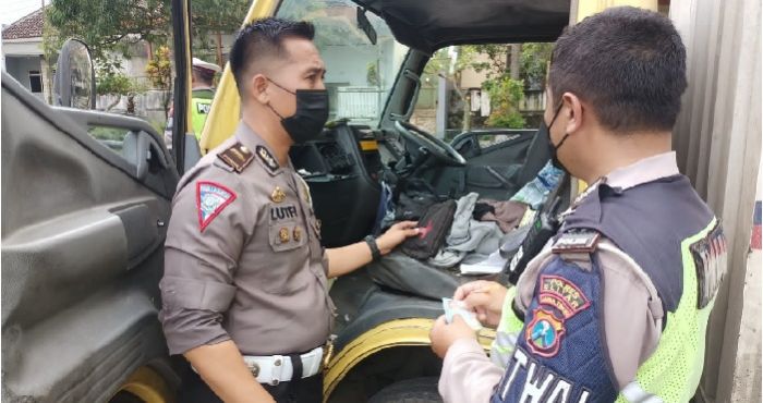 Mobil Boks Oleng di Jalan Raya, Dirazia Ditemukan Puluhan Butir Pil Koplo di Saku Kernet