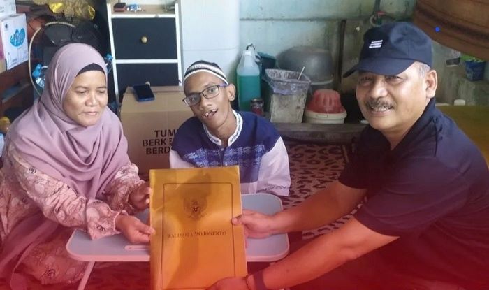 ​Pemkot Mojokerto Serahkan Bantuan Biaya Pendidikan bagi Mahasiswa Difabel