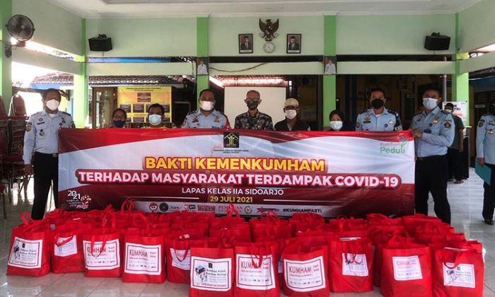 Lapas Sidoarjo Bagikan 100 Paket Sembako kepada Masyarakat Terdampak Covid-19 di Kelurahan Magersari