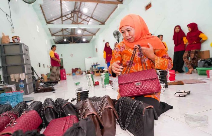 Kunjungi Sentra Produksi Tas Kulit di Tulangan Sidoarjo, Khofifah Komitmen Perkuat UMKM Jawa Timur