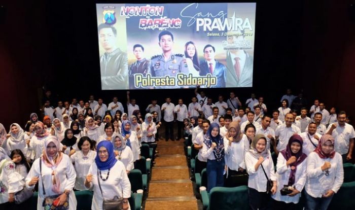 Kapolresta Sidoarjo Nobar Film Sang Prawira Bersama Masyarakat dan Pelajar