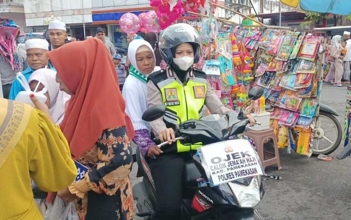 Polisi Cantik di Pamekasan ini Rela Jadi Driver Ojek Gratis Bagi Jemaah Haji Lansia