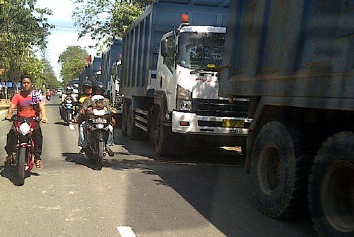  Antrean Dump Truk Sirtu Makan Separoh Badan Jalan