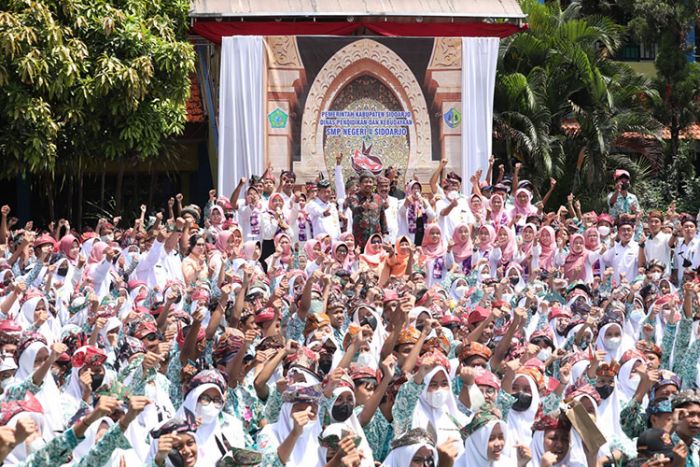 Bentuk Gerakan Cinta Budaya, Ribuan Siswa SMPN 4 Sidoarjo Bikin Udeng Pacul Gowang