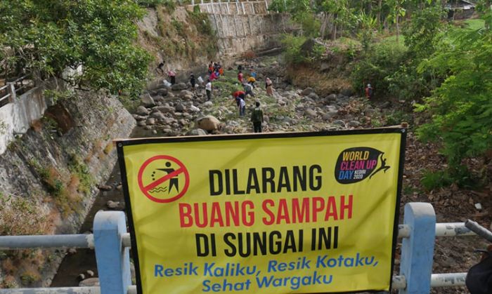 Hari Sungai Sedunia, Lintas Komunitas Pecinta Lingkungan di Kediri Bersih-Bersih Sungai Puhsarang