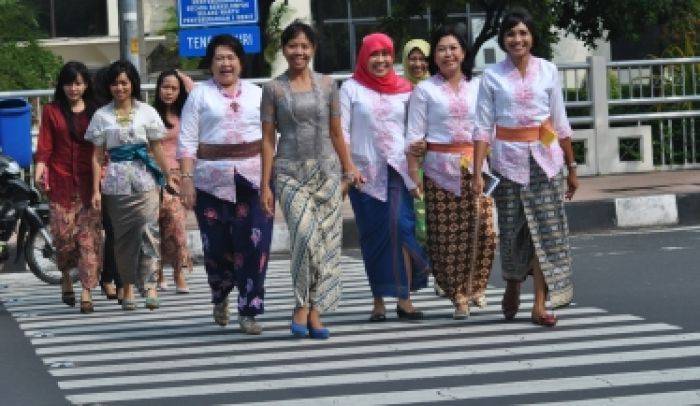 Pegawai Sekretariat DPRD Surabaya Show di Zebra Cross, Pengendara Melongo