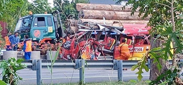 Kecelakaan Maut di Tol Kebomas, Rombongan Pengantin Ditabrak Truk Trailer, Elf tak Berbentuk