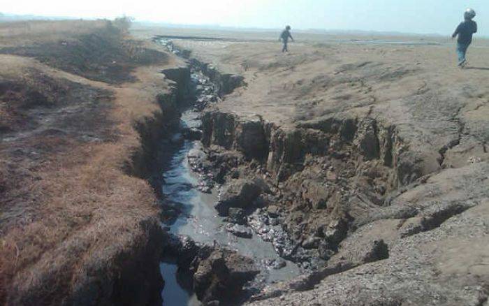 Tanggul Jebol, Lumpur Panas Meluber, Warga Gemposari Panik