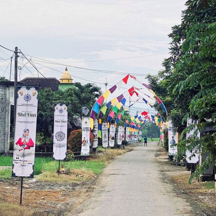 Warga Ngunggahan Tulungagung Punya Tradisi Baru Jelang Idulfitri: Pasang Banner Religius