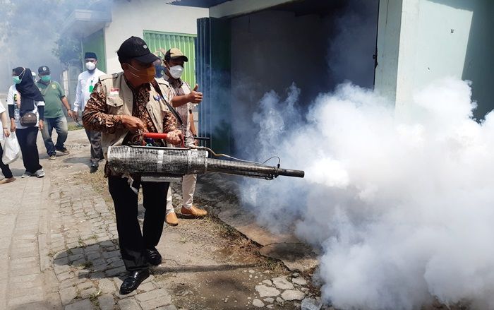 Diduga Ada Warga Kena Chikungunya, BHS Langsung Gelar Fogging di Penambangan Balongbendo