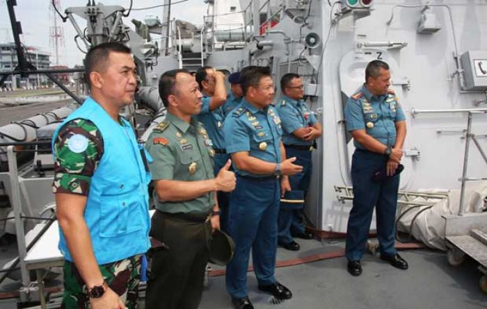 Kunjungan Kerja ke Koarmatim, Irops Irjen TNI Tinjau Kesiapan KRI Usman Harun