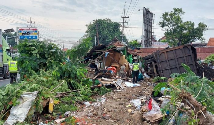 Diduga Rem Blong, Dump Truk Muat Batu Bara di Gresik Tabrak Tiga Warung, Satu Tewas