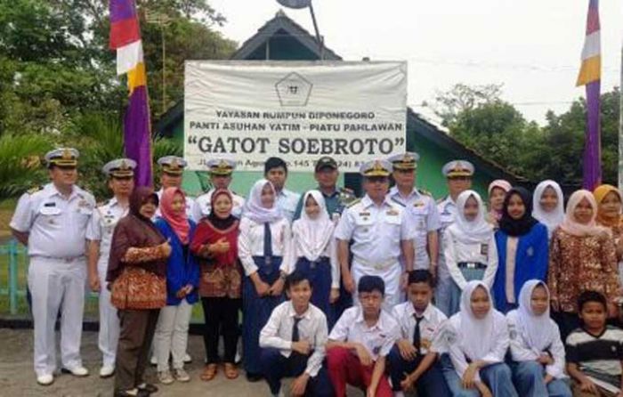 Jajaran TNI AL dan RTN Berbagi Kebahagiaan Bersama Anak Panti Jajaran TNI AL dan RTN Berbagi Kebahagiaan Bersama Anak Panti