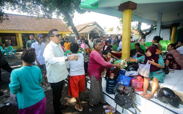 Kembali Tinjau Lokasi Banjir, Pj Wali Kota Mojokerto Dengarkan Keluhan dan Beri Bantuan