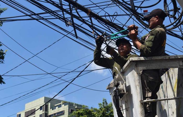 Pemkot Surabaya Tertibkan Kabel Utilitas Ilegal di Lima Lokasi Pemkot Surabaya Tertibkan Kabel Utilitas Ilegal di Lima Lokasi