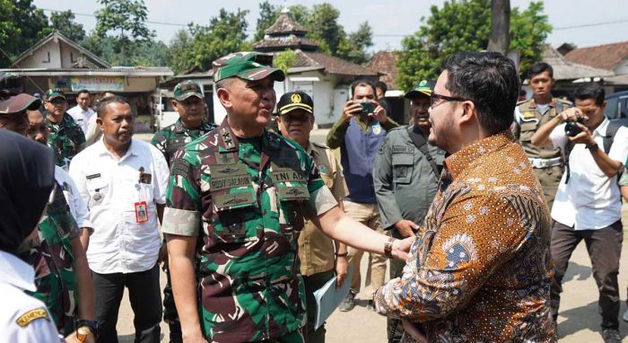 Bupati Kediri Dampingi Pangdam V/Brawijaya Tinjau Pembangunan Yonif TP