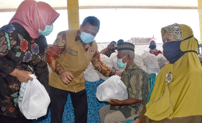 Bupati Pungkasiadi Serahkan Paket Sembako untuk Lansia di Kecamatan Jetis
