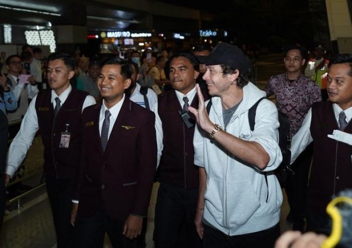 Tiba di Bandara Soekarno Hatta, Valentino Rossi Disambut Hangat Para Fans Indonesia