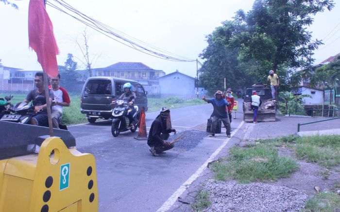 Perawatan Jalan di Kabupaten Pasuruan Tunggu Pengadaan Aspal Rampung
