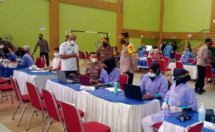 Kapolres Ngawi Pantau Gerai Vaksinasi Merdeka Serentak di GOR Bung Hatta