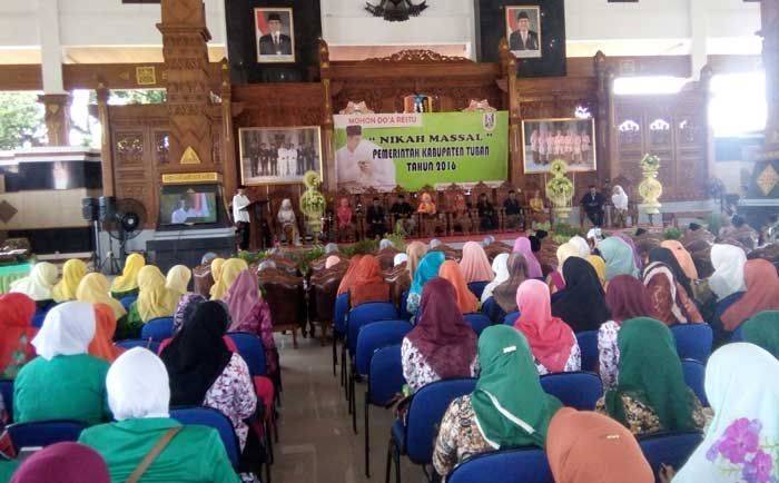 6 Pasangan Ikuti Nikah Massal di Pendopo Tuban